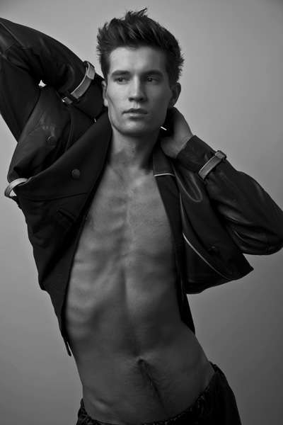 студийная модная фотография мужчины в минималистичном образе