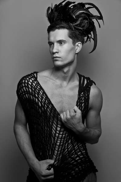 портрет мужчины в нижнем белье в контрастном черно-белом стиле