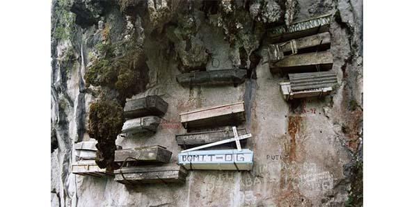 Висящие гробы на скалах