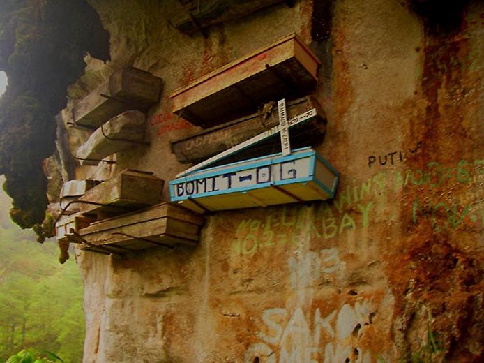 Традиция захоронения в висящих гробах