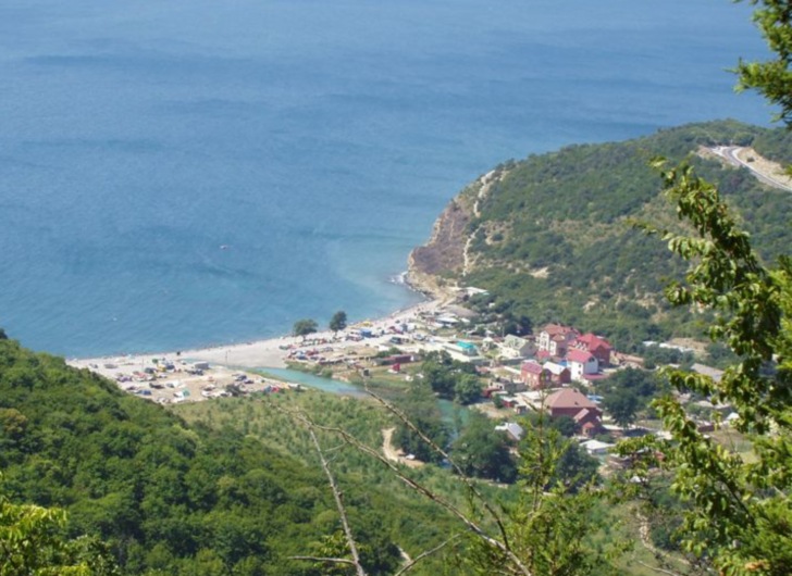 Вид на посёлок Дюрсо с гор, отделяющих его от Абрау