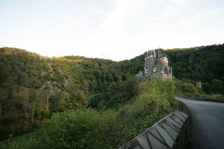 Вид замка Эльтц с башенками и осенним лесом