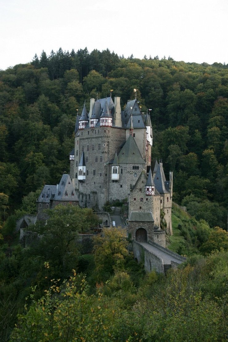 Замок Эльтц в вечерних лучах солнца