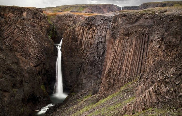 Базальтовые колонны у водопада Литланесфосс