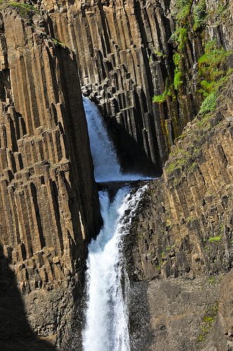 Крупный план базальтовых колонн