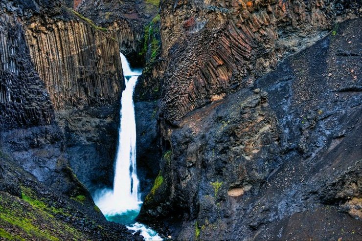 Туристы у водопада Литланесфосс