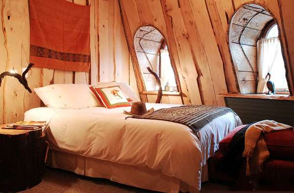 интерьер горного лоджа с природными материалами