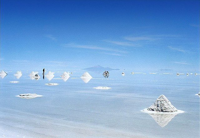 солончак Салар де Уюни с отражением неба