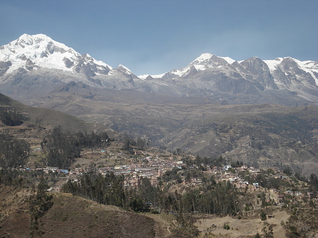 город Сората на фоне андинских вершин