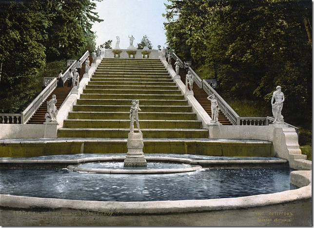 800px-Peterhof_Golden_stair_cascade_1890-1900