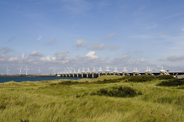 штормовой барьер и дамба проекта Дельта в Нидерландах