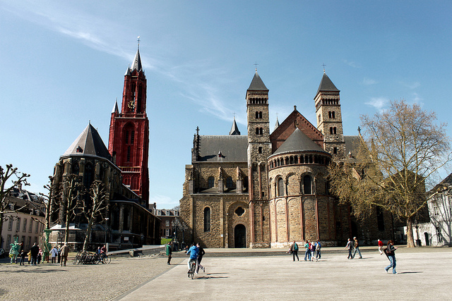 площадь Врейтхоф в Маастрихте с историческими храмами