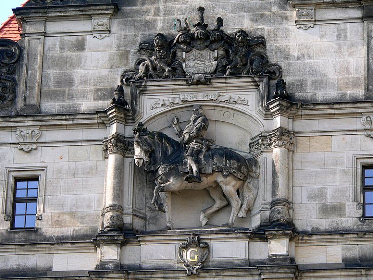 Рельеф на фасаде с 4-метровой конной статуей Георга Бородатого