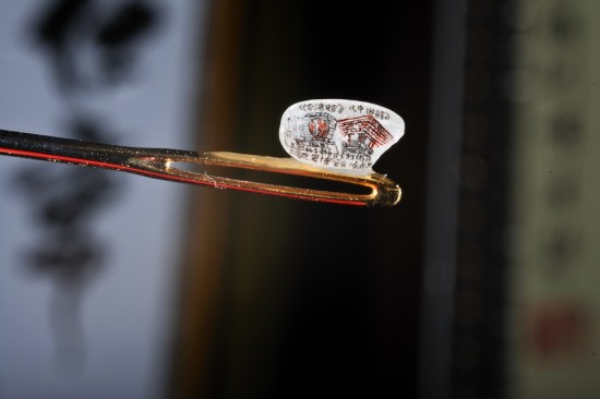 Примеры миниатюрных работ на рисовых зёрнах