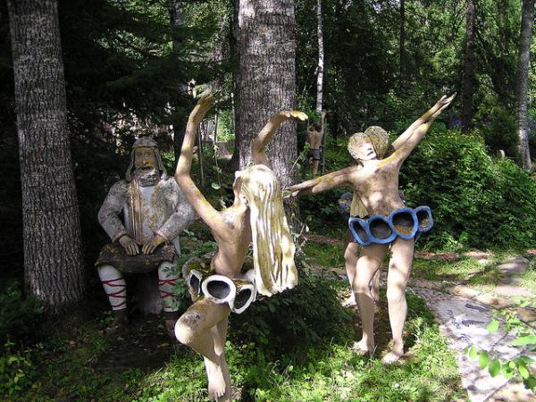 бетонные скульптуры в саду парка Вейо Ронккайнена
