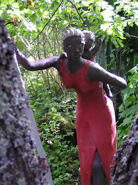 бетонная фигура в позе йоги в скульптурном парке