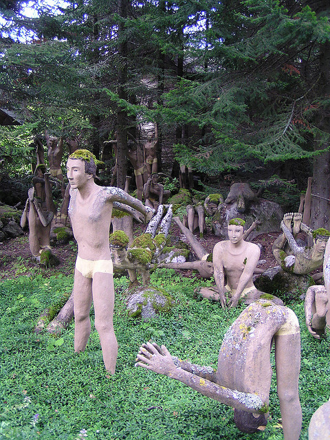 тропинка среди скульптур в финском скульптурном парке