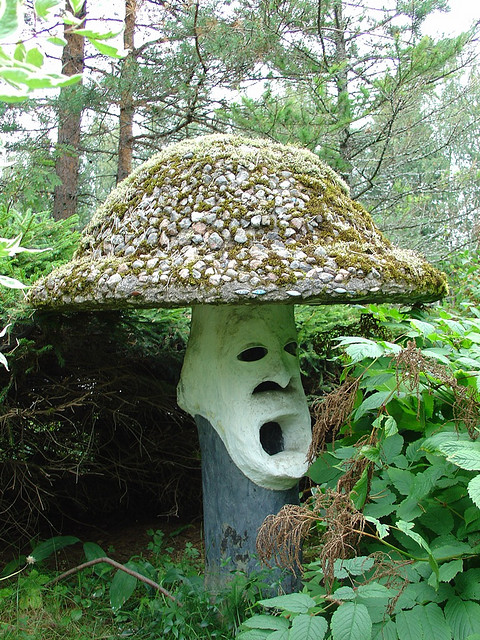 группа бетонных фигур на открытой поляне