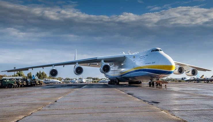 самолёт Ан-225 Мрия во время руления