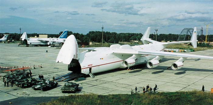 крупногабаритная техника, размещённая в грузовом отсеке Ан-225