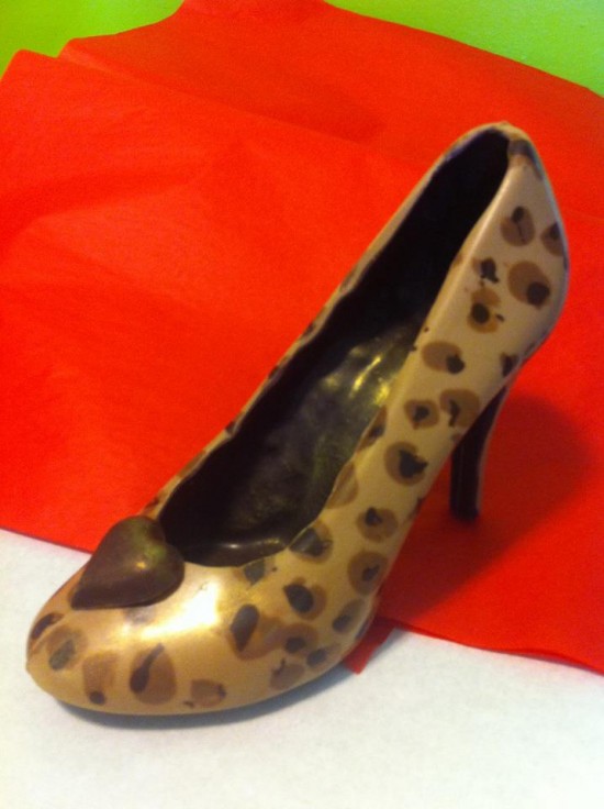 шоколадная туфелька с декоративной росписью