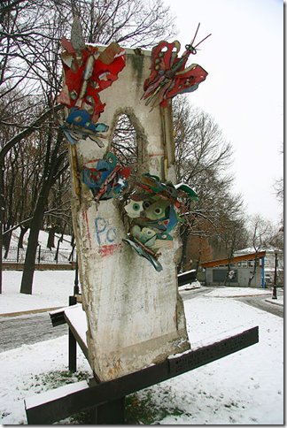 Фрагмент Берлинской стены как памятник в Москве
