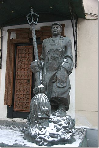 Памятник Юрию Лужкову в образе дворника