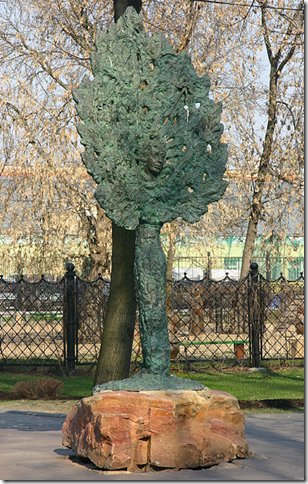 Скульптура «Человек в дереве» с масками в кроне