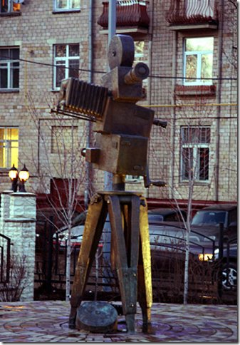 Скульптура старой кинокамеры как городская инсталляция
