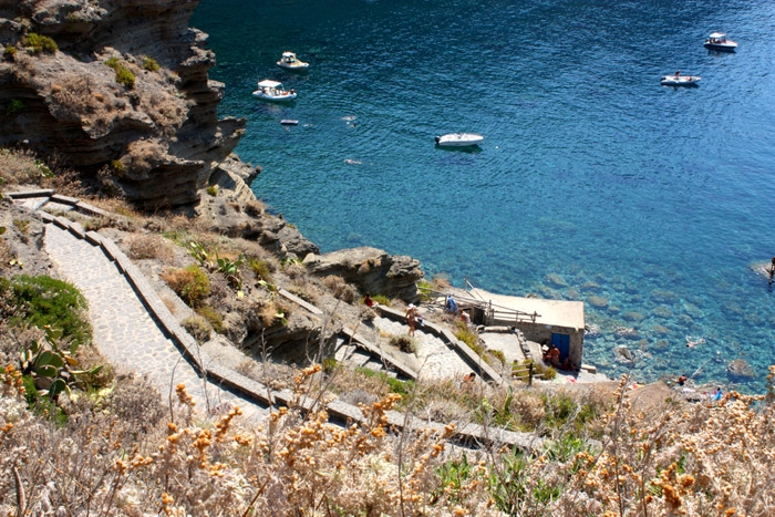 скалистая бухта на острове Салина