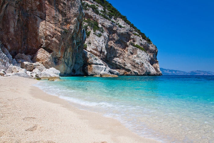 бухта Коста-Смеральда с изумрудной водой