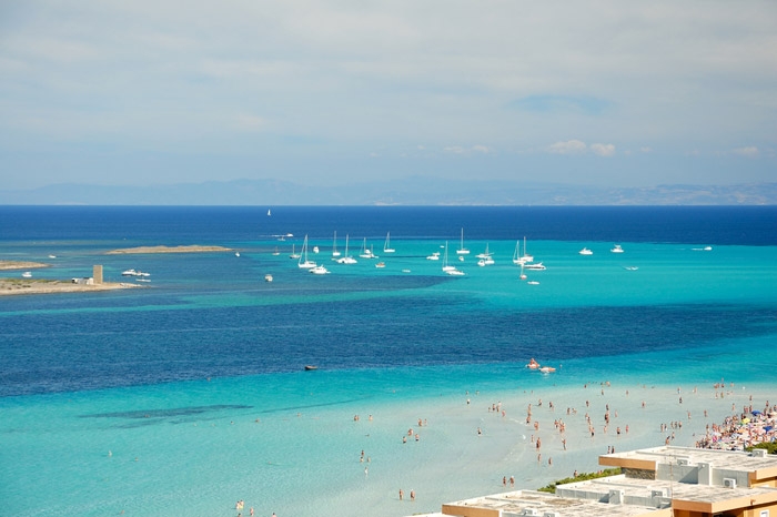 белоснежный пляж Ла-Пелоза на Сардинии