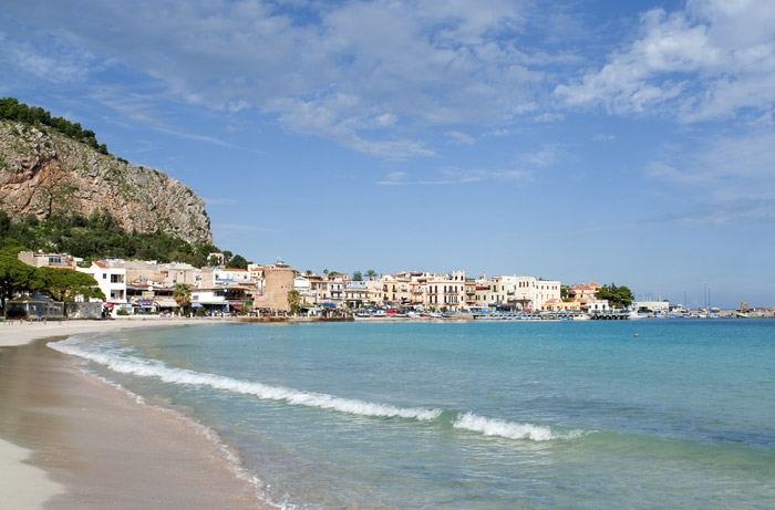 песчаный пляж Монделло у побережья Палермо