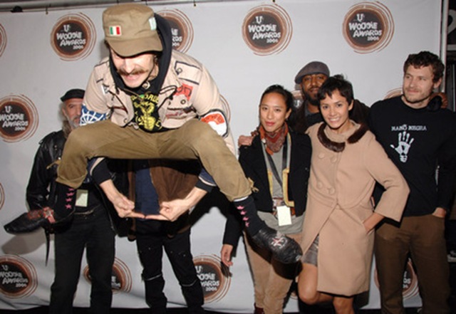 Обложка дебютного альбома Gogol Bordello Voi-La Intruder