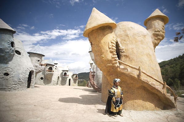 домики в форме грибов в тематическом парке Империя гномов