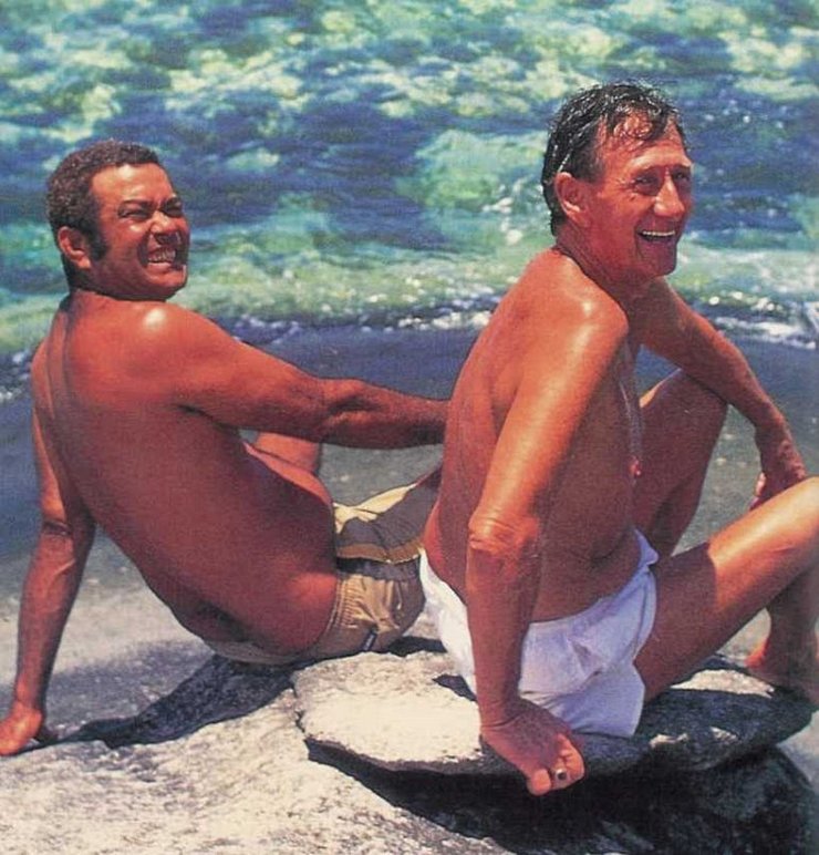 Брендон Гримшоу на своём острове в окружении тропической зелени