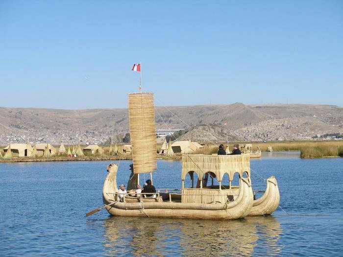 водная гладь высокогорного озера на фоне горной гряды