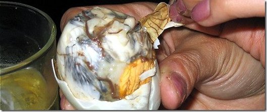 Филиппинский балут на уличной витрине