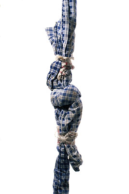 Канат, сплетённый из постельного белья