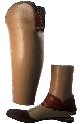 Искусственная нога с тайным отсеком