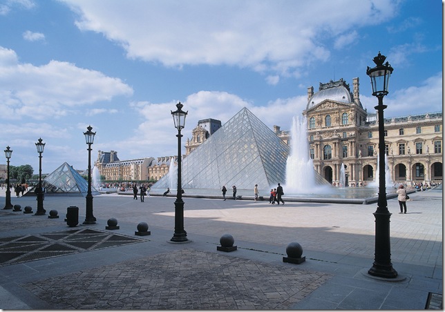 Louvre mit Glaspyramide, Paris, Frankreich