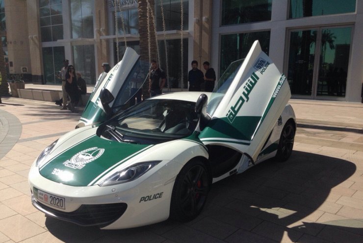 полицейский McLaren MP4-12C в Дубае