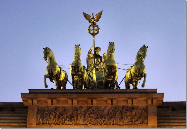 Brandenburg_gate_sunset_quadriga