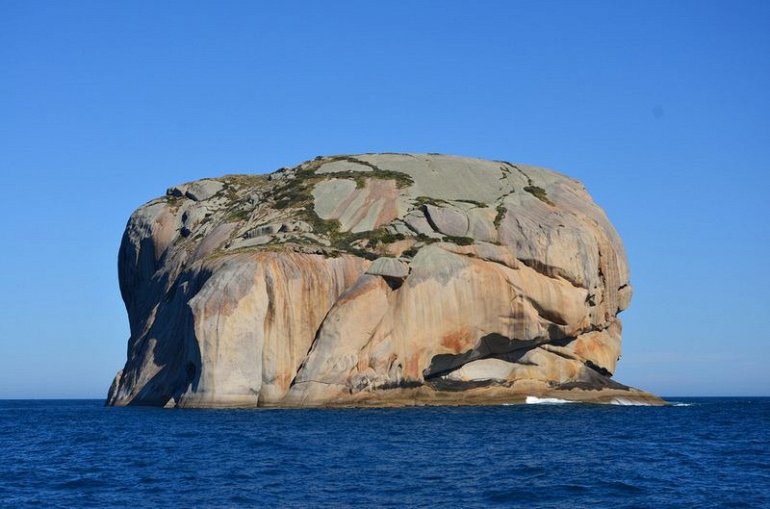 Остров скала