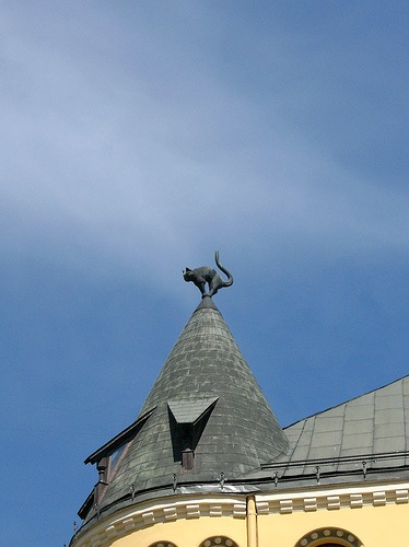 Кошачий дом в Риге с фигурой кота на крыше