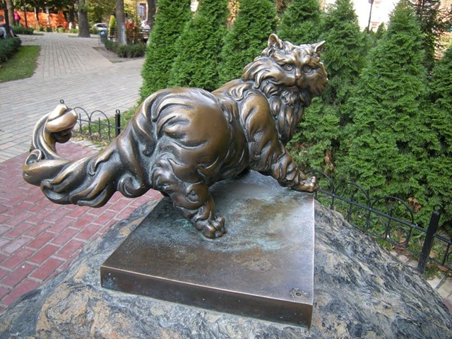 Памятник коту Пантелеймону напротив Золотых ворот в Киеве