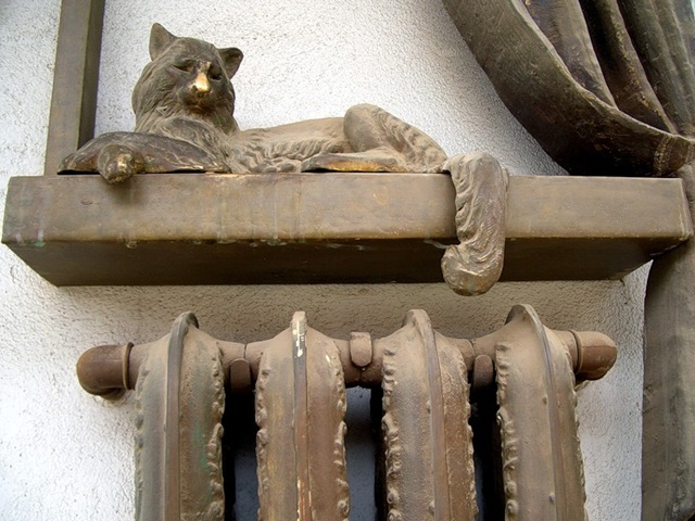 Композиция с батареей и бронзовым котом на фасаде ТЭЦ, Самара