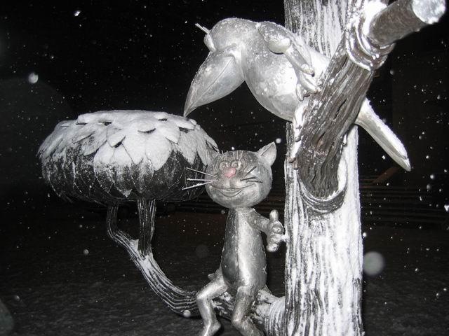 Памятник котёнку Василию у кинотеатра в Воронеже