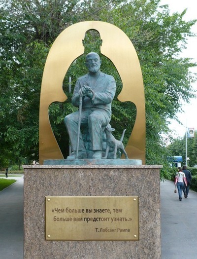 Памятник Лобсангу Рампе с кошкой в Кемерово