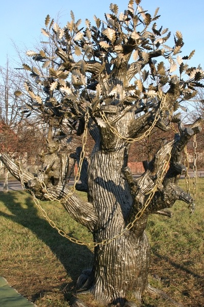 Бронзовый ученый кот у «дерева влюблённых» в Кировске